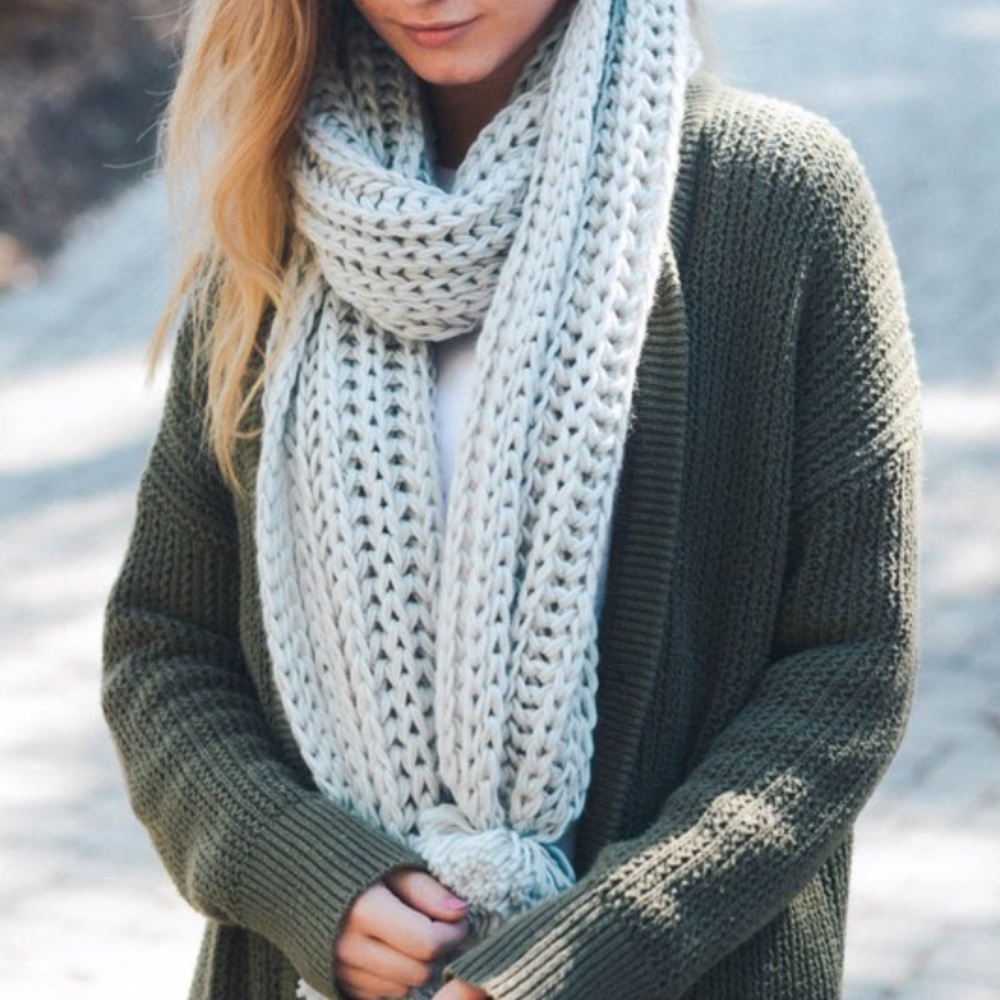 ❗️Last One❗️NWT Light Grey Knit Scarf - Picture 4 of 5